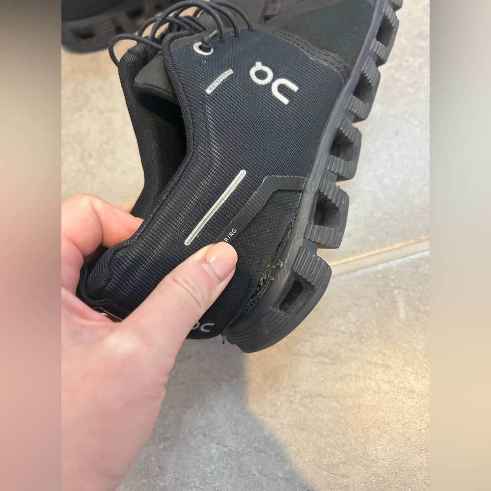 On cloud sneakers - image 3